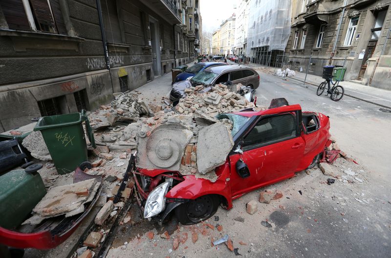 &copy; Reuters. Los coches dañados después del terremoto, en Zagreb, Croacia, el 22 de marzo de 2020
