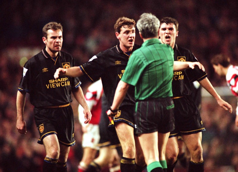&copy; Reuters. FILE PHOTO: Manchester United players surround the referee after forward Eric Cantona was sent off
