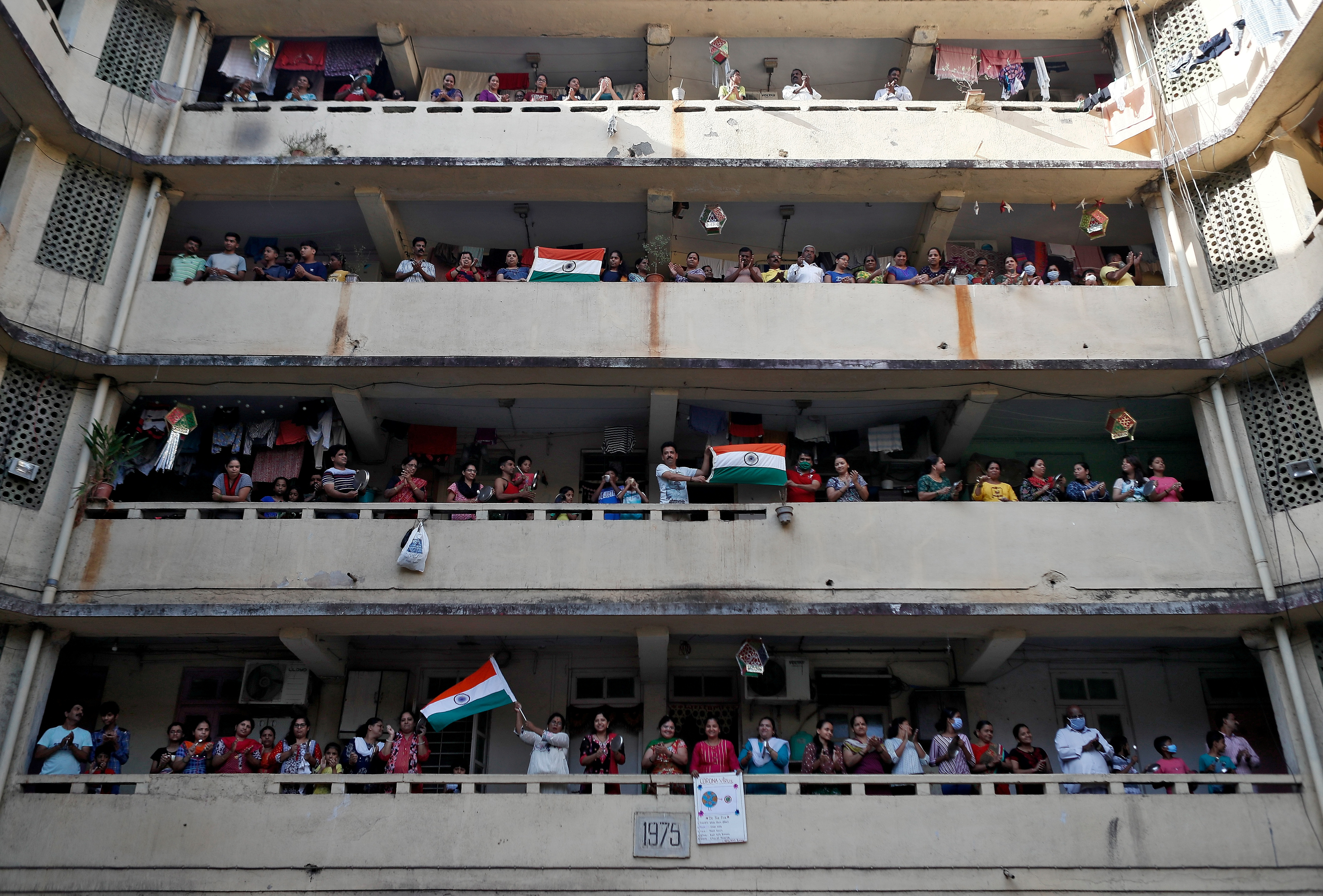 &copy; Reuters. People clap and bang utensils from their balconies to cheer for emergency personnel and sanitation workers who are on the frontlines in the fight against coronavirus, in Mumbai