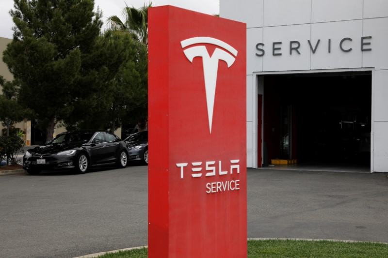 &copy; Reuters. FOTO DE ARCHIVO: Un centro de servicio de Tesla en Costa Mesa, California, EEUU, 18 de marzo de 2020