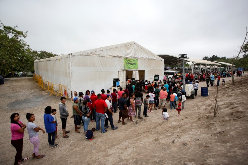 &copy; Reuters. Migrants seeking asylum in the U.S. queue for food at an encampment of more than 2,000 migrants, as local authorities prepare to respond to the coronavirus disease (COVID-19) outbreak, in Matamoro