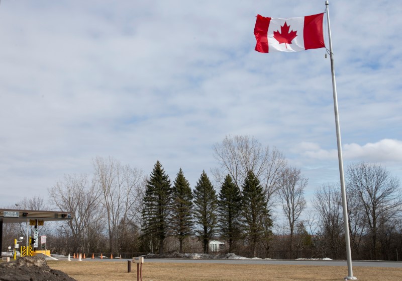 &copy; Reuters. FILE PHOTO: An empty U.S.-Canada border crossing is seen in Lacolle