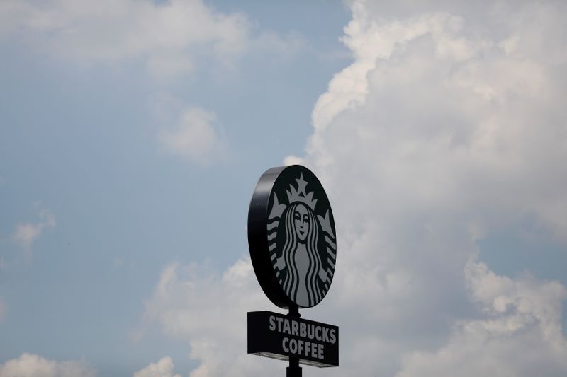&copy; Reuters. 米スタバ、北米で大半のカフェ閉鎖　ドライブスルーに限定