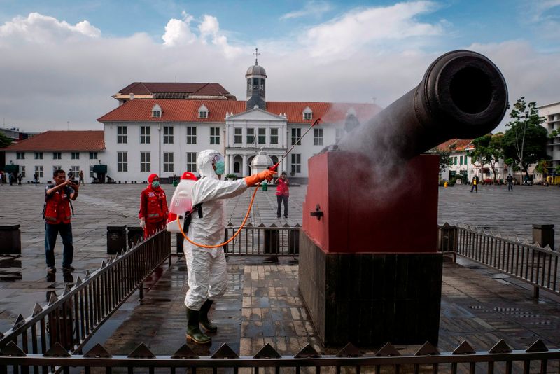 &copy; Reuters. A worker sprays disinfectant to prevent the spread of coronavirus disease (COVID-19)