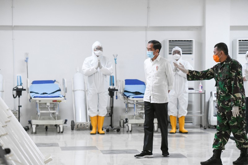 © Reuters. Indonesia's President Joko Widodo takes a look at the emergency hospital handling of COVID-19 in  Kemayoran Athletes Village in Jakarta