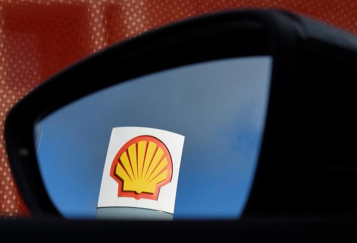 &copy; Reuters. A Shell logo is seen reflected in a car&apos;s side mirror at a petrol station in west London