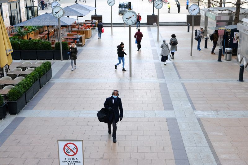 &copy; Reuters. Commuters walk through Canary Wharf in London