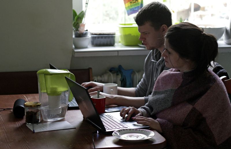 &copy; Reuters. FILE PHOTO: Two people work from home during the outbreak of coronavirus disease (COVID-19), in Gdynia