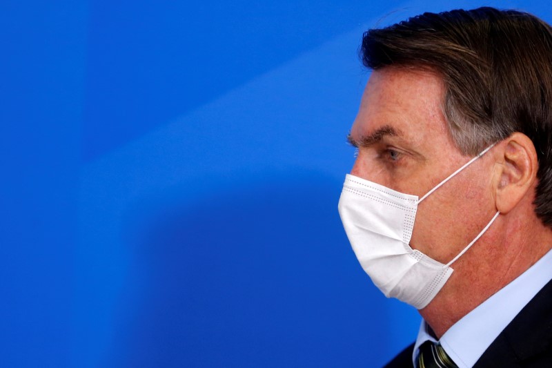 &copy; Reuters. Presidente Jair Bolsonaro usa máscara de proteção durante anúncio de medidas para conter o surto do novo coronavírus