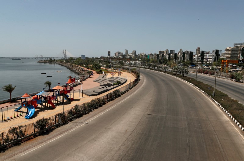&copy; Reuters. FOTO DE ARCHIVO: Una vista de las carreteras desiertas a lo largo de Bandra durante un toque de queda de 14 horas para limitar la propagación de la enfermedad coronavirus (COVID-19) en el país, en Bombai, India