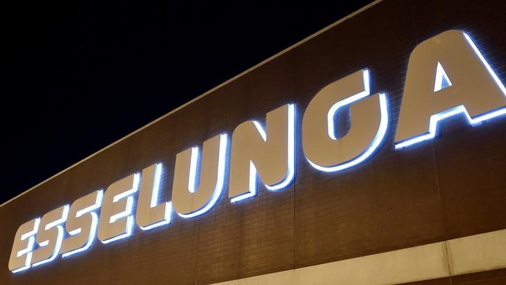 &copy; Reuters. Il logo di un supermercato Esselunga a Pioltello, vicino a Milano.