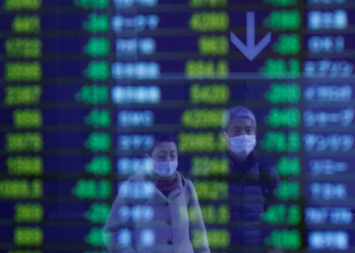 &copy; Reuters. Электронное табло, отображающее индексы мировых рынков возле брокерской конторы в Токио