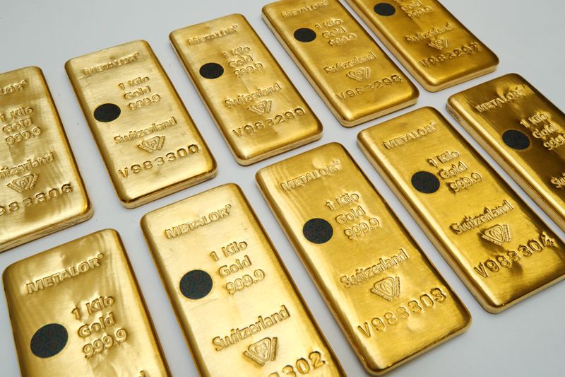 &copy; Reuters. Золотые слитки на предприятии швейцарской компании Metalor в Марене