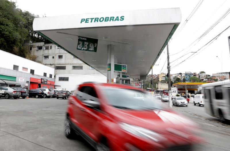 &copy; Reuters. A car departs from a Petrobras gas station in the outskirts of Sao Paulo