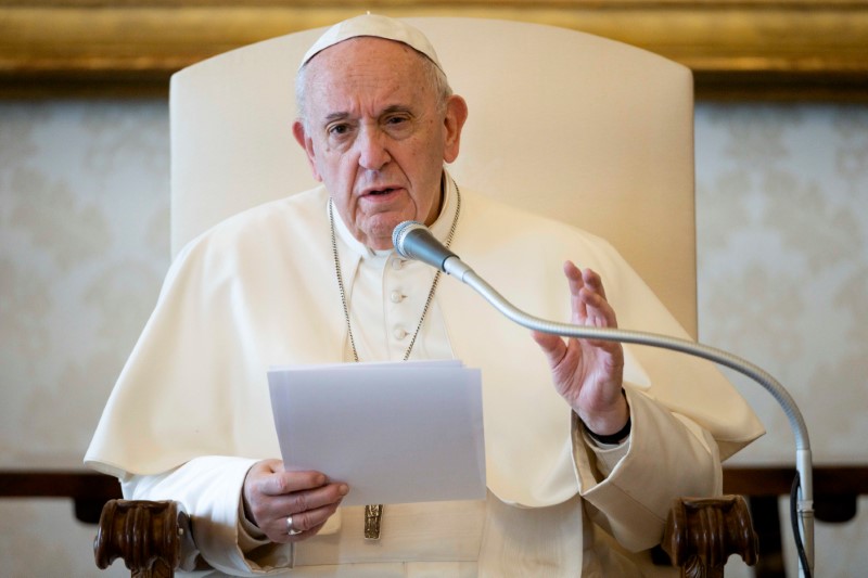 &copy; Reuters. Papa Francisco durante audiência transmitida pela internet de dentro do Vaticano