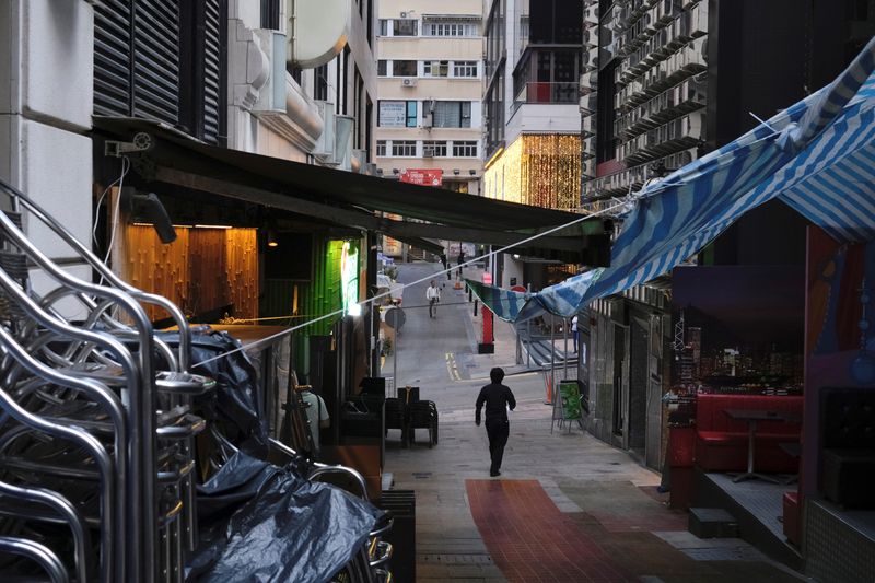 &copy; Reuters. Homem caminha perto de pub fechado por causa da Covid-19 em Hong Kong