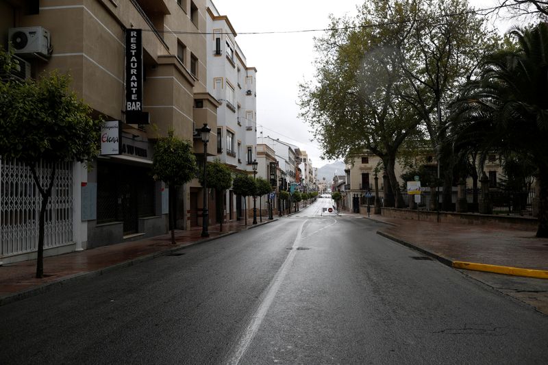&copy; Reuters. Calle vacía en Ronda, Málaga, por medidas de confinamiento durante estado de alarma