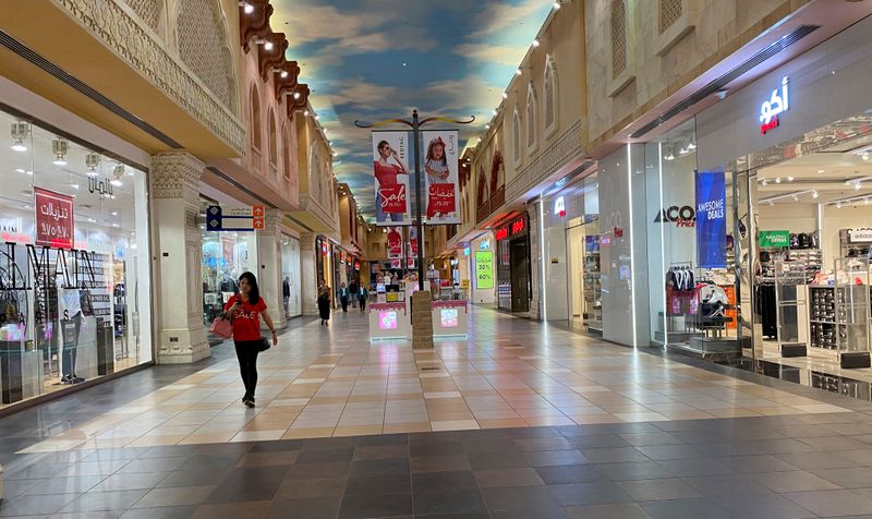 &copy; Reuters. FILE PHOTO: A woman walks in an almost empty mall amid the outbreak of coronavirus disease (COVID-19), in Dubai