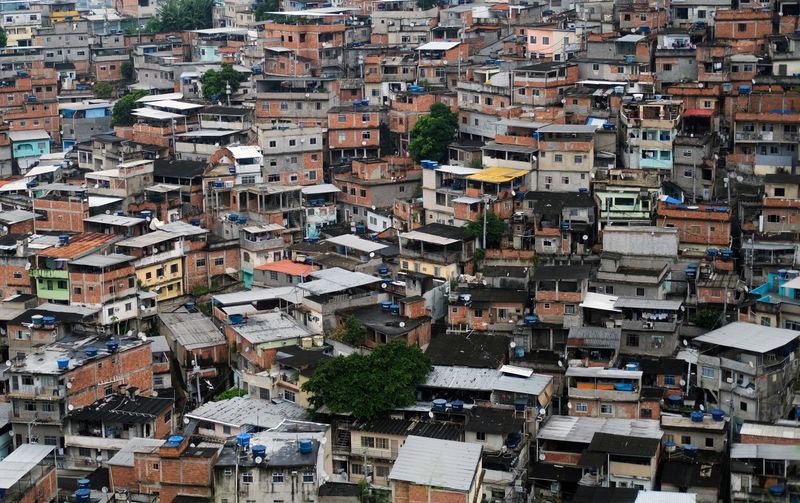 &copy; Reuters. A general view shows the Alemao slums complex during the coronavirus disease (COVID-19) outbreak in Rio de Janeiro