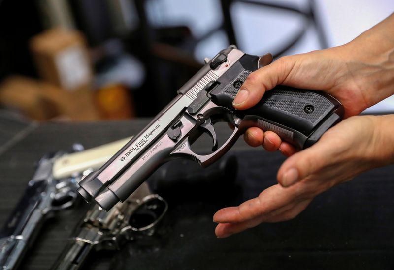 &copy; Reuters. Comerciante mostra pistola de gás em loja em Budapeste