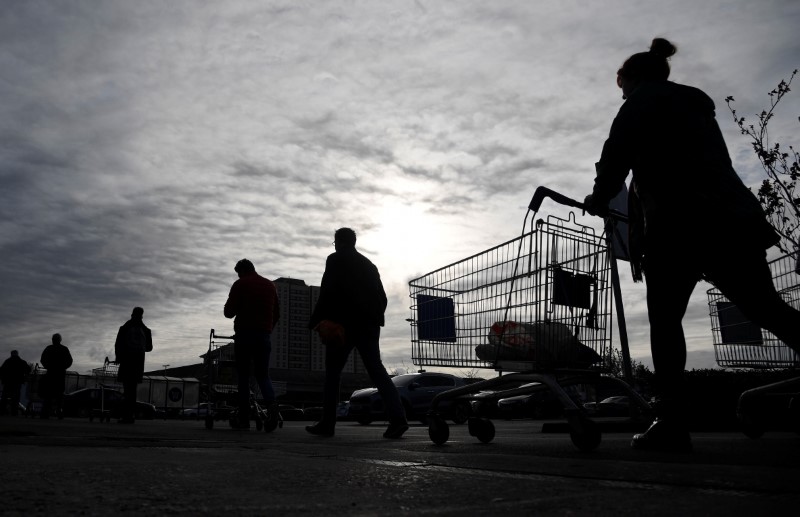 &copy; Reuters. FILE PHOTO:  Shoppers queue to enter a Tesco supermarket in West London