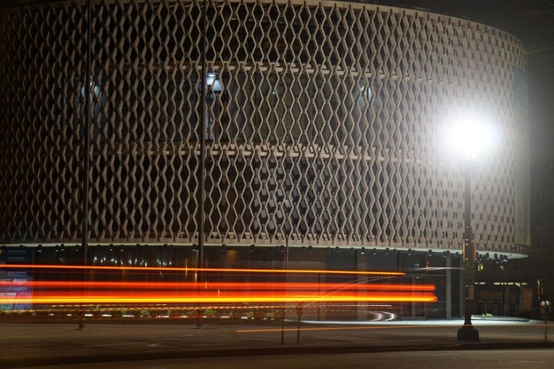 &copy; Reuters. Traffic passes the Regional Office for the Americas of the World Health Organization (WHO) during the coronavirus disease (COVID-19) outbreak in Washington