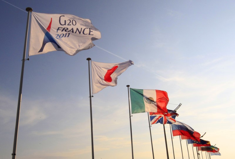 &copy; Reuters. Bandeiras de países do G20 durante cúpula do grupo em Cannes, França