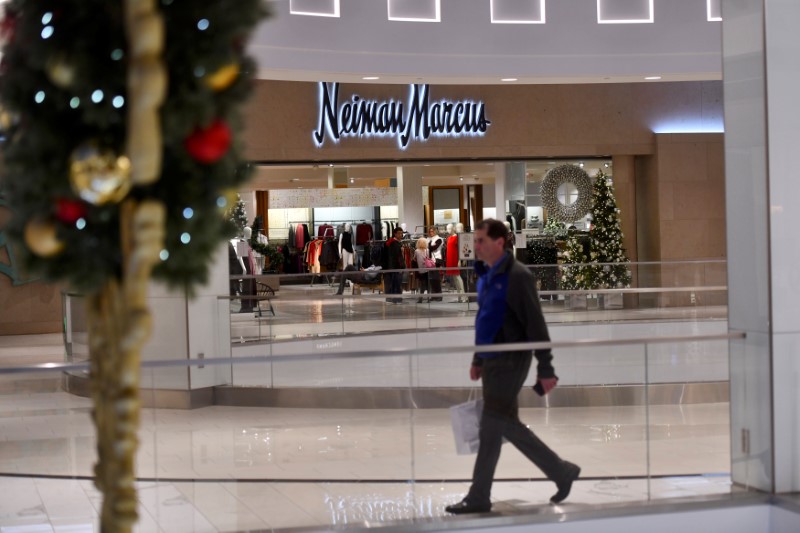 &copy; Reuters. Shoppers walk in front of a Neiman Marcus store as holiday shopping accelerates at the King of Prussia Mall