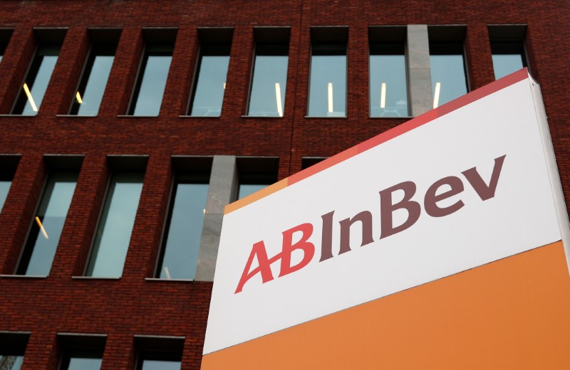 &copy; Reuters. FILE PHOTO: The logo of AB InBev is pictured outside the brewer&apos;s headquarters in Leuven