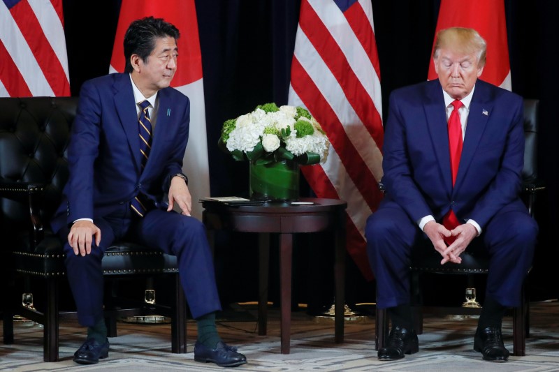 &copy; Reuters. Il presidente degli Stati Uniti Donald Trump incontra  il primo ministro giapponese Shinzo Abe a margine della 74a sessione dell&apos;Assemblea generale delle Nazioni Unite