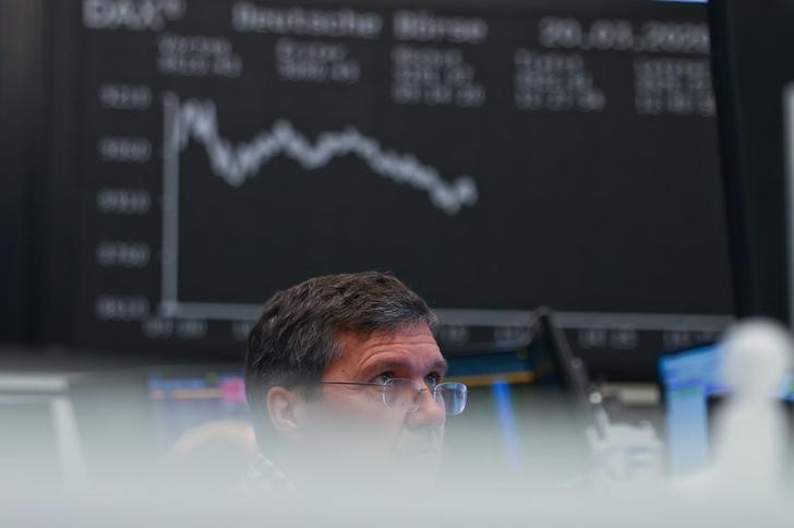 © Reuters. Investidor monitora ações em Frankfurt