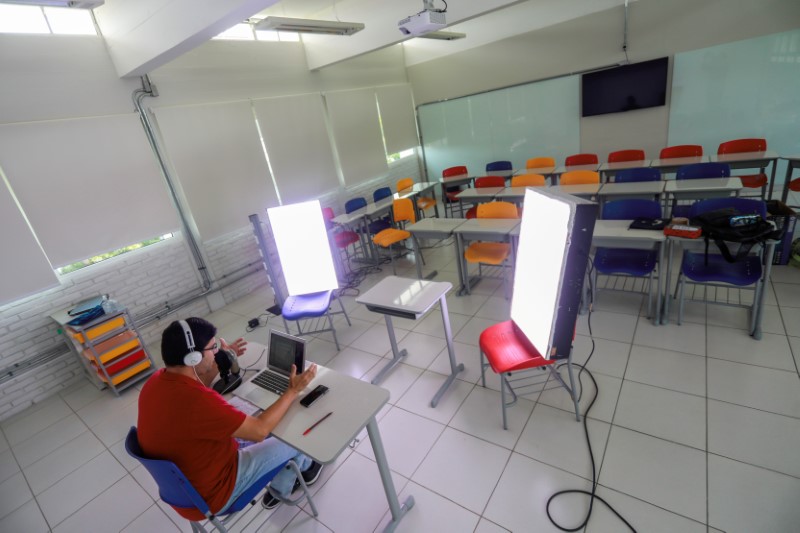 © Reuters. FILE PHOTO: High school English teacher, Fabiano da Silva Silveira from the Colegio Israelita Brasileiro or Brazilian Israeli High School leads an online class after regular classes were suspended due to coronavirus disease (COVID-19) outbreak, in Porto Al