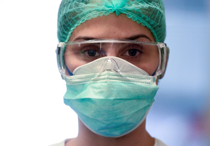 © Reuters. FILE PHOTO: Medical worker wearing a protective mask and glasses, who treats patients suffering from coronavirus disease (COVID-19), is seen in an intensive care unit at the Oglio Po hospital in Cremona