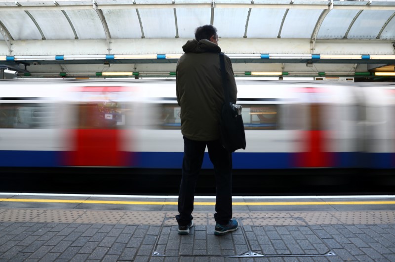 &copy; Reuters. Passageiro aguarda trem em estação de metrô em Londres
