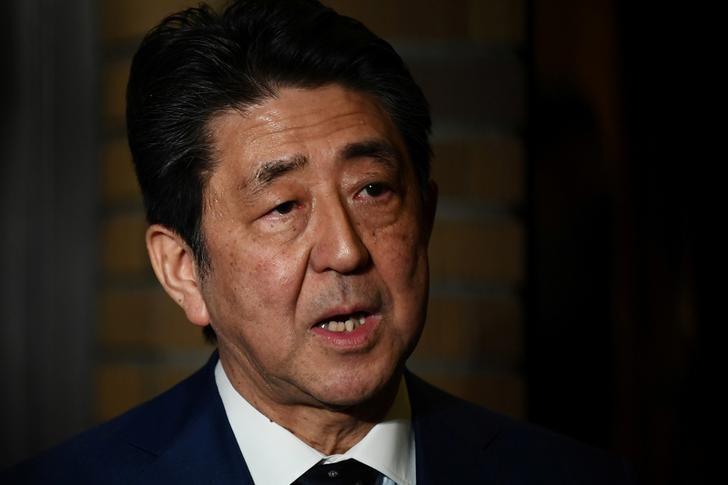 &copy; Reuters. Il primo ministro giapponese Shinzo Abe di fronte alla residenza del primo ministro a Tokyo