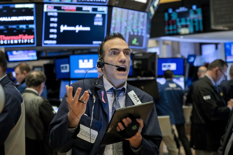 &copy; Reuters. FILE PHOTO: Traders work on the floor of the NYSE in New York