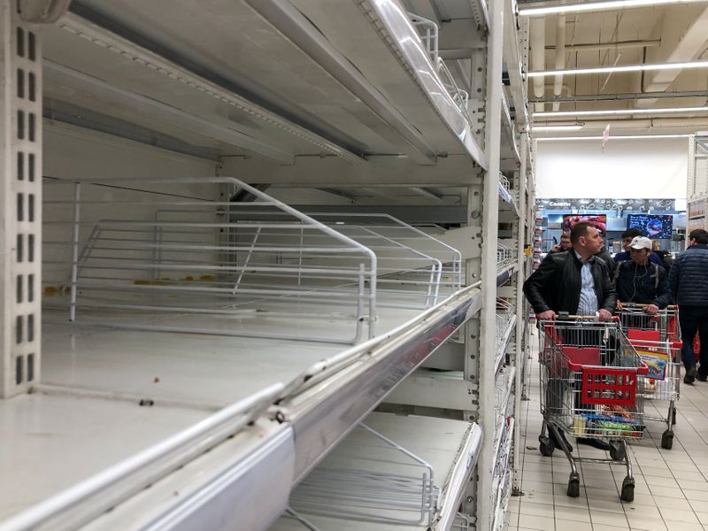 &copy; Reuters. Пустые полки в отделе круп в супермаркете в Москве