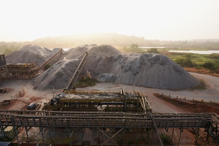 &copy; Reuters. FOTO DE ARCHIVO: Montañas de mineral de hierro junto a la planta de procesamiento de SL Mining en Marampa