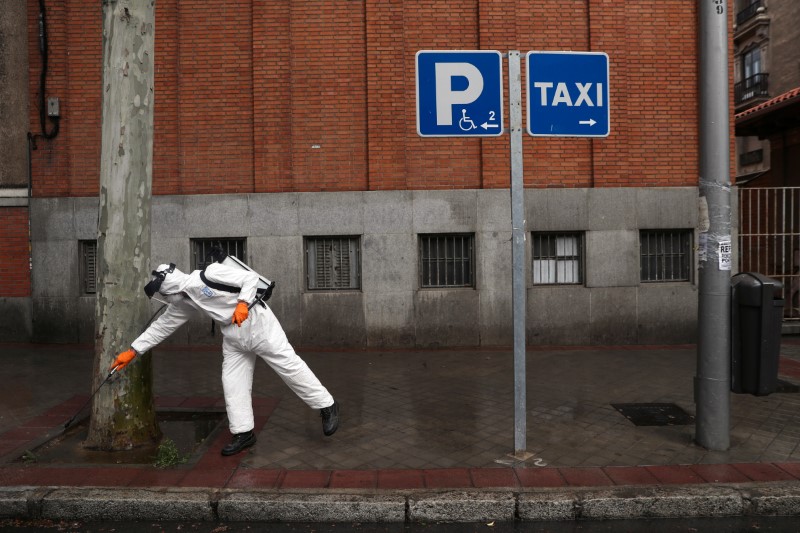 &copy; Reuters. FOTO DE ARCHIVO: Un empleado municipal en un traje protector desinfecta una calle durante el brote de coronavirus en Madrid