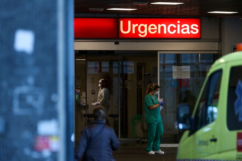 © Reuters. FOTO DE ARCHIVO: En la entrada de la unidad de emergencia en el hospital de La Paz, se muestra a los trabajadores de la salud durante el brote de la enfermedad por coronavirus (COVID-19) en Madrid.
