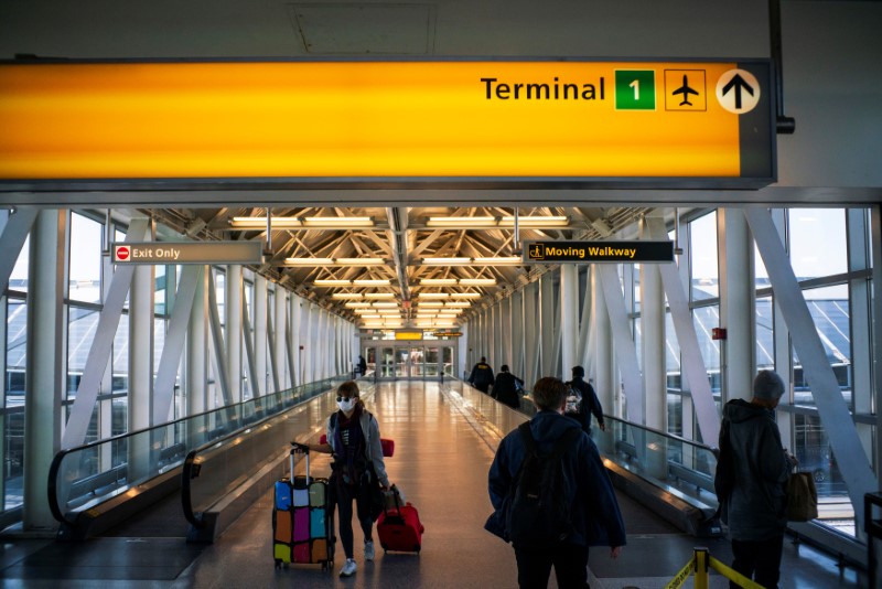 © Reuters. Gente camina en la terminal uno del aeropuerto JFK después de que la Administración Federal de Aviación (FAA) detuvo temporalmente los vuelos que llegaban a los aeropuertos de la ciudad de Nueva York debido al coronavirus