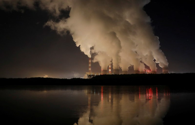 © Reuters. FILE PHOTO: Smoke and steam billows from Belchatow Power Station