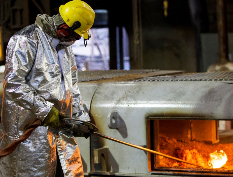 © Reuters. Trabalhador de siderúrgica em Ipatinga (MG)