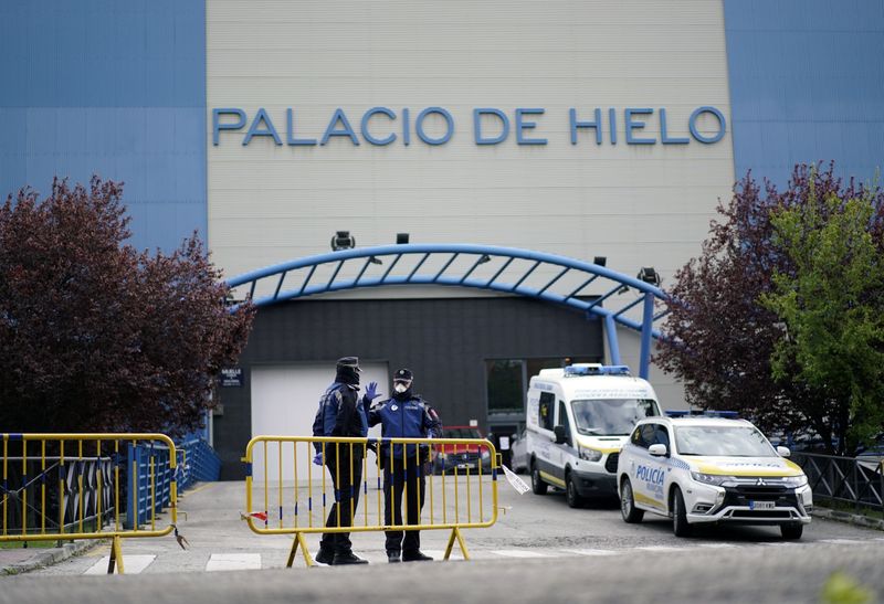 &copy; Reuters. スペイン、新型コロナ感染4万人・死者2700人　スケート場が遺体安置所に