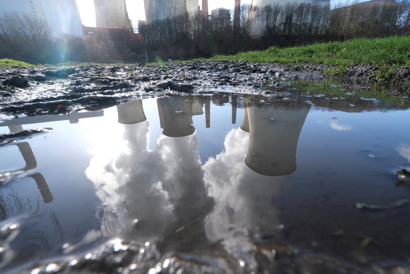 © Reuters. FILE PHOTO: The lignite power plant complex of German energy supplier and utility RWE is reflected in a puddle in Neurath