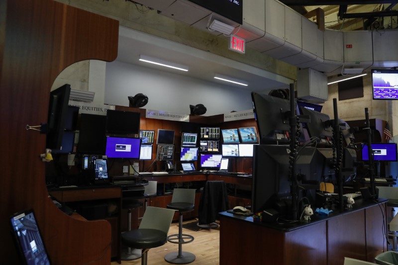© Reuters. El espacio de trabajo de los operadores de piso se ve en el piso de negociación después de la campana de cierre, luego de que los operadores son positivos para la enfermedad por Coronavirus (COVID-19), en la NYSE en Nueva York