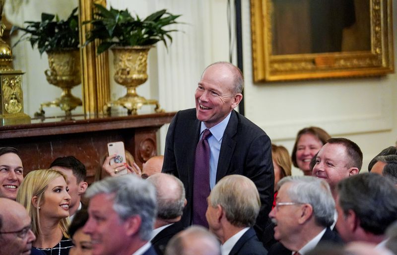© Reuters. CEO da Boeing, Dave Calhoun, durante cerimônia na Casa Branca, na qual foi saudado pelo presidente Donald Trump