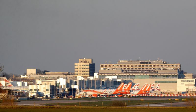 © Reuters. FILE PHOTO: Easyjet and British Airways planes are pictured at Gatwick airport