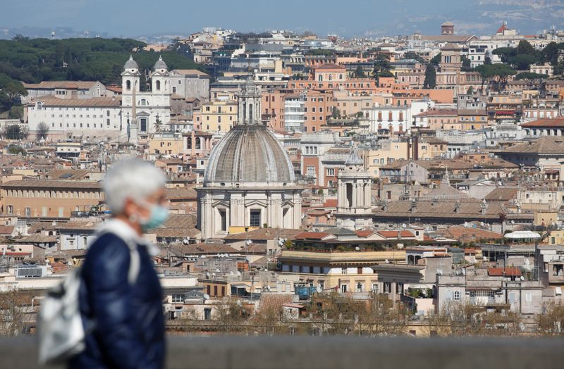 &copy; Reuters. A woman walks at Gianicolo hill, as Italy tightens measures to try and contain the spread of coronavirus disease (COVID-19), in Rome
