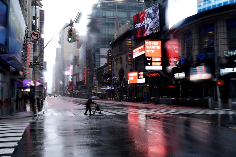 &copy; Reuters. Pessoas atravessa rua na Times Square, em Nova York